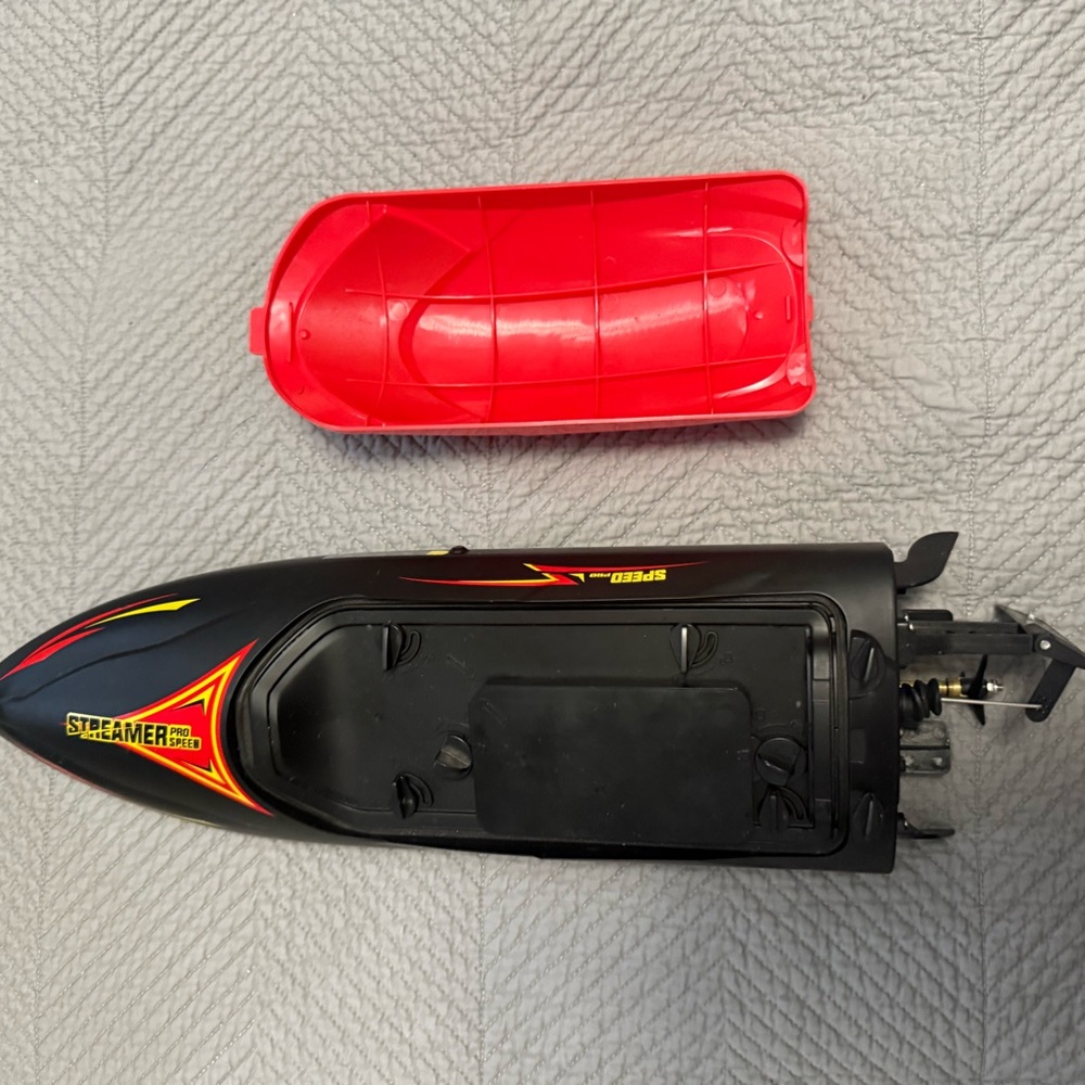 Streamer Remote Control High Speed Boat - Picture 8 of 11